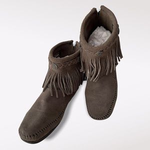 ✨ Hi Top Back Zip Fringe Boot in Gray by Minnetonka Size 6.5 (fits like a 7)